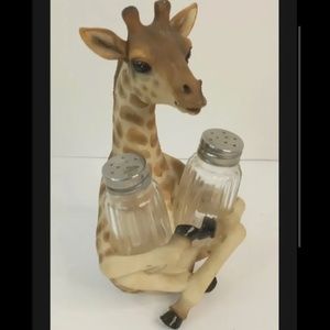 Giraffe salt and pepper holder